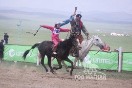 АХ-ын 91 жилийн ойн баяр наадмын түрүү дааганы унаач Б.Солонго: Аавынхаа захиснаар хамгийн урд талд гарсан