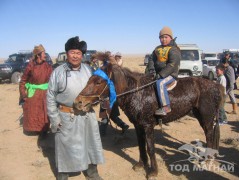 Аймгийн Алдарт уяач Буянтогтох: Өнчин унагаа омруундаа хийгээд, ижил рүүгээ түрээд явахыг хараад нулимсаа барьж дийлээгүй