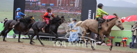 АХ-ын 92 жилийн ойн баяр наадамд айргийн тавд хурдалж буй нь 