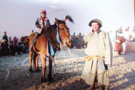 Сайн хүлэг эзнээ уяач болгож, эрхэм алдарт хүргэдэг