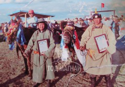 Сайн хүлэг эзнээ уяач болгож, эрхэм алдарт хүргэдэг