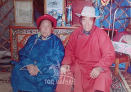 Сайн хүлэг эзнээ уяач болгож, эрхэм алдарт хүргэдэг