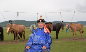 Аймгийн Алдарт уяач Н.Хишигсүрэн: Эцгээс минь дамжиж ирсэн хүрэн азарганы үр төл одоо ч давхиж байна